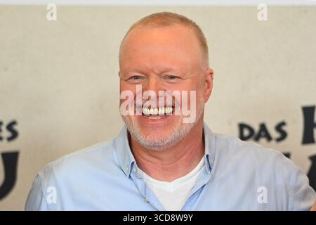 Monaco, Germania. 12 agosto 2025. Stefan RAAB, immagine singola, motivo singolo ritagliato, ritratto, ritratto, verticale. Anteprima cinematografica DELLA CANOA DI MANITOU il 12 agosto 2025, al Mathaeser Kino di Monaco. Credito: dpa Picture Alliance/Alamy Live News Foto Stock