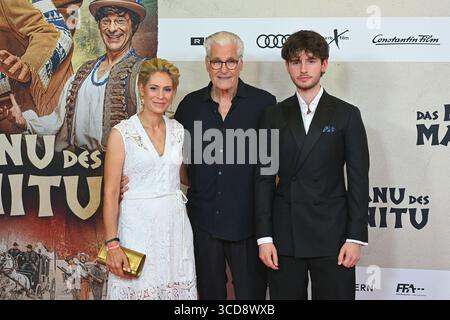 Monaco, Germania. 12 agosto 2025. Sky DU MONT (attore) con la partner Julia SCHUETZE e Son Fayn. La prima cinematografica della CANOA DI MANITOU il 12 agosto 2025, al Mathaeser Kino di Monaco. Credito: dpa Picture Alliance/Alamy Live News Foto Stock