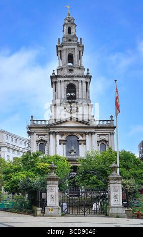 Chiesa di St Mary le Strand a Londra, costruita nel 1714, precedentemente nel mezzo dello Strand, con traffico intorno ad esso, ma l'area intorno ad esso è ora affollata Foto Stock
