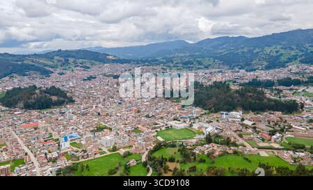 Splendida vista aerea di Duitama, Boyacá, che mostra la sua architettura coloniale e splendidi paesaggi tra terreni montuosi. Foto Stock