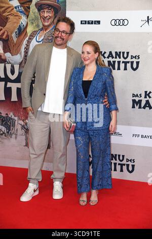 Jan van Weyde mit Ehefrau Jasmin Schwiers bei der Weltpremiere des Kinofilms DAS KANU DES MANITU im Mathäser Filmpalast in München am 12.08.2025 *** Jan van Weyde con la moglie Jasmin Schwiers alla prima mondiale del film DAS KANU DES MANITU al Mathäser Filmpalast di Monaco il 12 08 2025 Foto Stock