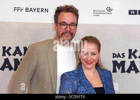 Jan van Weyde mit Ehefrau Jasmin Schwiers bei der Weltpremiere des Kinofilms DAS KANU DES MANITU im Mathäser Filmpalast in München am 12.08.2025 *** Jan van Weyde con la moglie Jasmin Schwiers alla prima mondiale del film DAS KANU DES MANITU al Mathäser Filmpalast di Monaco il 12 08 2025 Foto Stock