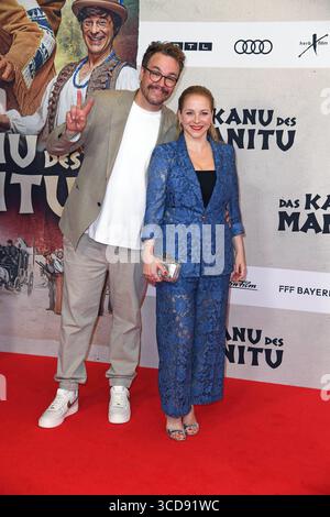 Jan van Weyde mit Ehefrau Jasmin Schwiers bei der Weltpremiere des Kinofilms DAS KANU DES MANITU im Mathäser Filmpalast in München am 12.08.2025 *** Jan van Weyde con la moglie Jasmin Schwiers alla prima mondiale del film DAS KANU DES MANITU al Mathäser Filmpalast di Monaco il 12 08 2025 Foto Stock