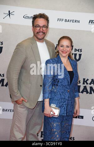 Jan van Weyde mit Ehefrau Jasmin Schwiers bei der Weltpremiere des Kinofilms DAS KANU DES MANITU im Mathäser Filmpalast in München am 12.08.2025 *** Jan van Weyde con la moglie Jasmin Schwiers alla prima mondiale del film DAS KANU DES MANITU al Mathäser Filmpalast di Monaco il 12 08 2025 Foto Stock