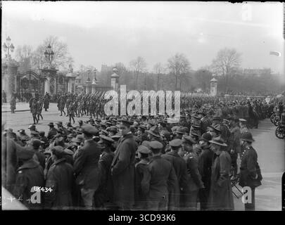 Fotografo: Thomas Frederick Scales Australian Troops Marching Beyond Buckingham Palace, London, 1919 Dry Plate Glass negative Reference No. 1/2-014224-G Royal New Zealand Returned and Services' Association Collection, Alexander Turnbull Library, Foto Stock