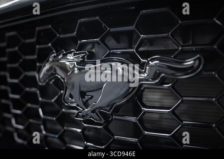 Primo piano dell'emblema del Cavallo al galoppo cromato sulla Ford Mustang GT 5,0 Foto Stock
