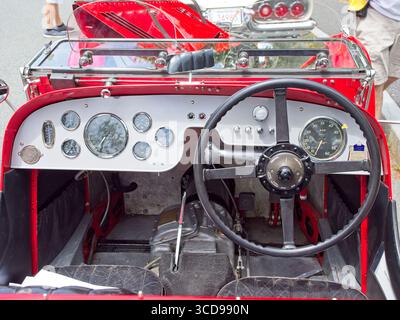 Cruscotto di auto sportive vintage 1935 Squire in mostra al 4° Salone annuale New England Summer Classic Car Show nel centro di Andover Massachusetts, 13 luglio 2025 Foto Stock