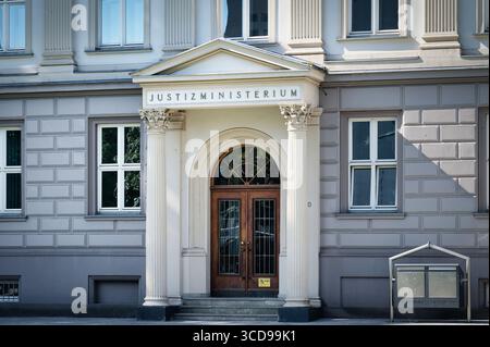 Duesseldorf, Germania 11 agosto 2025: Ingresso al Ministero della giustizia della Renania settentrionale-Vestfalia a Düsseldorf, situato nell'ex amico del governatore Foto Stock