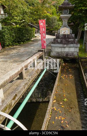 Acqua che scorre in un canale poco profondo sul canale di irrigazione lungo il sentiero del filosofo, Sakyo Ward, Kyoto, Kansai, Honshu, Giappone Foto Stock