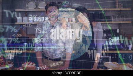 Coppia pendente che indossa grembiuli nel bar che mostra la macchina per il caffè e le mappe binarie del globo Foto Stock