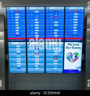 Monitora le informazioni sui voli all'interno delle porte occidentali presso il Tom Bradley International Terminal, l'aeroporto internazionale di Los Angeles, Los Angeles, Californ Foto Stock