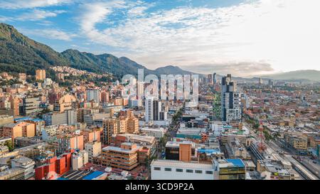 Una splendida vista aerea di Bogotá, capitale della Colombia, che mostra paesaggi urbani e montagne sullo sfondo. Foto Stock