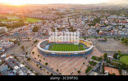 Splendida ripresa aerea dello stadio El Campin, il luogo di ritrovo sportivo più rappresentativo di Bogotá, circondato dal vivace paesaggio urbano della capitale della Colombia. Foto Stock