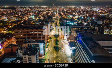 Una splendida vista aerea di Bogotá, Colombia di notte, che mostra le vivaci luci della città e le strade animate. Foto Stock