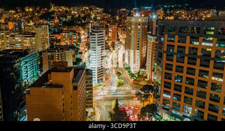 Una splendida vista notturna di Bogotá, Colombia, con edifici illuminati e strade trafficate della capitale. Foto Stock