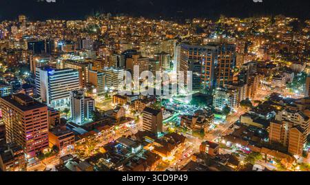 Una vivace vista aerea di Bogotá di notte, che mostra lo skyline illuminato e le vivaci strade della capitale della Colombia. Foto Stock