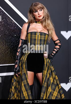(FILE) Taylor Swift annuncia il nuovo album, "The Life of a Showgirl". L'annuncio a sorpresa del dodicesimo album in studio originale della vincitrice del Grammy è arrivato in modo drammatico, come un conto alla rovescia sul suo sito web è sceso fino alle 00:12 del mattino ora orientale di martedì 12 agosto 2025. ELMONT, NEW YORK, Stati Uniti d'America - 11 SETTEMBRE: La cantautrice statunitense Taylor Swift che indossa Dior arriva agli MTV Video Music Awards 2024 che si sono tenuti all'UBS Arena l'11 settembre 2024 a Elmont, New York, Stati Uniti. (Foto di Xavier Collin/Image Press Agency) Foto Stock
