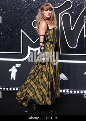 (FILE) Taylor Swift annuncia il nuovo album, "The Life of a Showgirl". L'annuncio a sorpresa del dodicesimo album in studio originale della vincitrice del Grammy è arrivato in modo drammatico, come un conto alla rovescia sul suo sito web è sceso fino alle 00:12 del mattino ora orientale di martedì 12 agosto 2025. ELMONT, NEW YORK, Stati Uniti d'America - 11 SETTEMBRE: La cantautrice statunitense Taylor Swift che indossa Dior arriva agli MTV Video Music Awards 2024 che si sono tenuti all'UBS Arena l'11 settembre 2024 a Elmont, New York, Stati Uniti. (Foto di Xavier Collin/Image Press Agency) Foto Stock