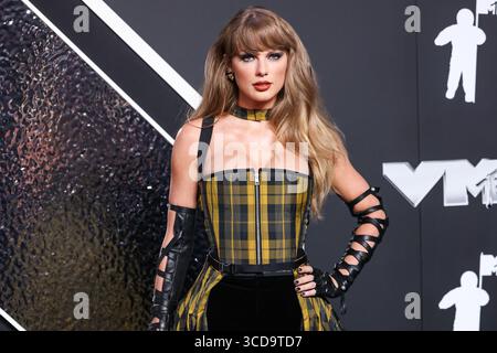 (FILE) Taylor Swift annuncia il nuovo album, "The Life of a Showgirl". L'annuncio a sorpresa del dodicesimo album in studio originale della vincitrice del Grammy è arrivato in modo drammatico, come un conto alla rovescia sul suo sito web è sceso fino alle 00:12 del mattino ora orientale di martedì 12 agosto 2025. ELMONT, NEW YORK, Stati Uniti d'America - 11 SETTEMBRE: La cantautrice statunitense Taylor Swift che indossa Dior arriva agli MTV Video Music Awards 2024 che si sono tenuti all'UBS Arena l'11 settembre 2024 a Elmont, New York, Stati Uniti. (Foto di Xavier Collin/Image Press Agency) Foto Stock