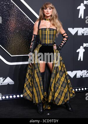 (FILE) Taylor Swift annuncia il nuovo album, "The Life of a Showgirl". L'annuncio a sorpresa del dodicesimo album in studio originale della vincitrice del Grammy è arrivato in modo drammatico, come un conto alla rovescia sul suo sito web è sceso fino alle 00:12 del mattino ora orientale di martedì 12 agosto 2025. ELMONT, NEW YORK, Stati Uniti d'America - 11 SETTEMBRE: La cantautrice statunitense Taylor Swift che indossa Dior arriva agli MTV Video Music Awards 2024 che si sono tenuti all'UBS Arena l'11 settembre 2024 a Elmont, New York, Stati Uniti. (Foto di Xavier Collin/Image Press Agency) Foto Stock