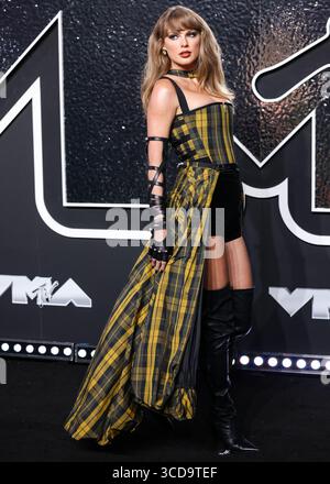 (FILE) Taylor Swift annuncia il nuovo album, "The Life of a Showgirl". L'annuncio a sorpresa del dodicesimo album in studio originale della vincitrice del Grammy è arrivato in modo drammatico, come un conto alla rovescia sul suo sito web è sceso fino alle 00:12 del mattino ora orientale di martedì 12 agosto 2025. ELMONT, NEW YORK, Stati Uniti d'America - 11 SETTEMBRE: La cantautrice statunitense Taylor Swift che indossa Dior arriva agli MTV Video Music Awards 2024 che si sono tenuti all'UBS Arena l'11 settembre 2024 a Elmont, New York, Stati Uniti. (Foto di Xavier Collin/Image Press Agency) Foto Stock