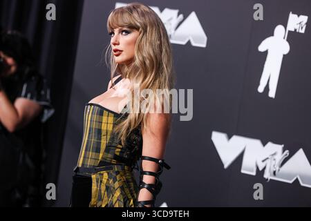 (FILE) Taylor Swift annuncia il nuovo album, "The Life of a Showgirl". L'annuncio a sorpresa del dodicesimo album in studio originale della vincitrice del Grammy è arrivato in modo drammatico, come un conto alla rovescia sul suo sito web è sceso fino alle 00:12 del mattino ora orientale di martedì 12 agosto 2025. ELMONT, NEW YORK, Stati Uniti d'America - 11 SETTEMBRE: La cantautrice statunitense Taylor Swift che indossa Dior arriva agli MTV Video Music Awards 2024 che si sono tenuti all'UBS Arena l'11 settembre 2024 a Elmont, New York, Stati Uniti. (Foto di Xavier Collin/Image Press Agency) Foto Stock