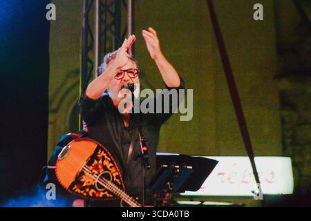 Calimera, Italia - 21 giugno 2025: Super Taranta festival musicale nel Salento. L'evento si svolge nella piazza pubblica con accesso gratuito a chiunque. Foto Stock