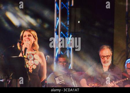 Calimera, Italia - 21 giugno 2025: Super Taranta festival musicale nel Salento. L'evento si svolge nella piazza pubblica con accesso gratuito a chiunque. Foto Stock