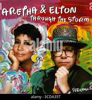 45 RPM 7' copertina inglese di Through the Storm di Aretha Franklin ed Elton John sull'etichetta Arista da aprile 1989. Scritto da Albert Hammond e Diane Warren e prodotto da Narada Michael Walden. Foto Stock