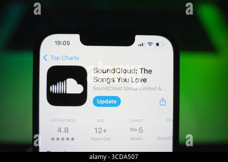 Roosendaal, Paesi Bassi - 09 agosto 2025: Uno smartphone con il logo di Soundcloud nell'App Store. Foto Stock