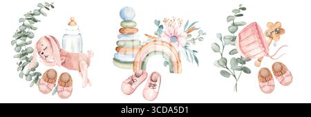 Piccole composizioni carine. Stivaletti rosa, giocattoli per bambini e accessori con rami di eucalipto. Illustrazione per bambini disegnata a mano in acquerello in stile ecologico Foto Stock