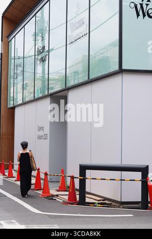 TOKYO, GIAPPONE - 13 agosto 2025: Dettaglio di un nuovo negozio Vivienne Westwood con scritto "Opening Autumn 2025" nella zona di Aoyama a Tokyo. Foto Stock