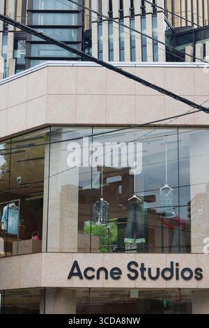 TOKYO, GIAPPONE - 13 agosto 2025: Dettaglio del flagship store dell'acne Studios nell'area di Aoyama a Tokyo. Foto Stock