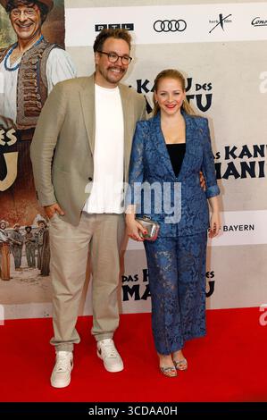 Jan van Weyde und Jasmin Schwiers bei der Premiere des Kinofilms Das Kanu des Manitu im Mathäser Filmpalast. München, 12.08.2025 *** Jan van Weyde e Jasmin Schwiers alla prima del film Das Kanu des Manitu presso Mathäser Filmpalast Monaco di Baviera, 12 08 2025 foto:xAgenturxWehnertx/xGränzdörferx/xFuturexImagex manitu 5644 Foto Stock