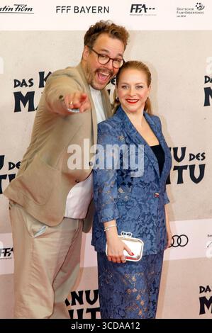 Jan van Weyde und Jasmin Schwiers bei der Premiere des Kinofilms Das Kanu des Manitu im Mathäser Filmpalast. München, 12.08.2025 *** Jan van Weyde e Jasmin Schwiers alla prima del film Das Kanu des Manitu presso Mathäser Filmpalast Monaco di Baviera, 12 08 2025 foto:xAgenturxWehnertx/xGränzdörferx/xFuturexImagex manitu 5646 Foto Stock