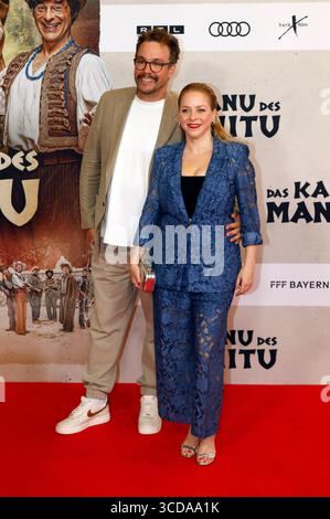 Jan van Weyde und Jasmin Schwiers bei der Premiere des Kinofilms Das Kanu des Manitu im Mathäser Filmpalast. München, 12.08.2025 *** Jan van Weyde e Jasmin Schwiers alla prima del film Das Kanu des Manitu presso Mathäser Filmpalast Monaco di Baviera, 12 08 2025 foto:xAgenturxWehnertx/xGränzdörferx/xFuturexImagex manitu 5643 Foto Stock