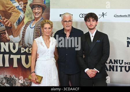 Monaco, Germania. 12 agosto 2025. Sky DU MONT (attore) con la partner Julia SCHUETZE e Son Fayn. La prima cinematografica della CANOA DI MANITOU il 12 agosto 2025, al Mathaeser Kino di Monaco. Credito: dpa Picture Alliance/Alamy Live News Foto Stock