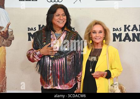 Monaco, Germania. 12 agosto 2025. Alan Tafoya, Hella BRICE, prima del film LA CANOA DELLA MANITU il 12 agosto 2025 al cinema Mathaeser di Monaco. ? Credito: dpa Picture Alliance/Alamy Live News Foto Stock