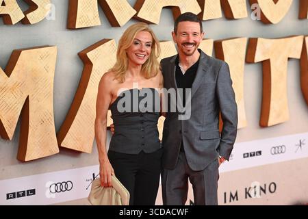 Monaco, Germania. 12 agosto 2025. Oliver BERBEN con Inga LESCHE (Chief Content Officer RTL Germany), il film ha presentato in anteprima LA KANU DES MANITU il 12 agosto 2025 al Mathaeser Cinema di Monaco. ? Credito: dpa Picture Alliance/Alamy Live News Foto Stock
