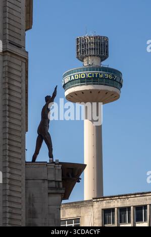 La statua di Dicky Lewis sul vecchio edificio di Lewises con la torre radio City sullo sfondo. Liverpool Regno Unito 10 agosto 2025 Foto Stock