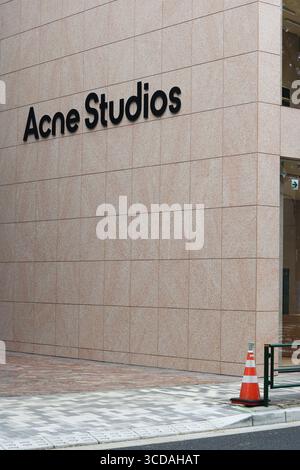 TOKYO, GIAPPONE - 13 agosto 2025: Dettaglio del flagship store dell'acne Studios nell'area di Aoyama a Tokyo. Foto Stock