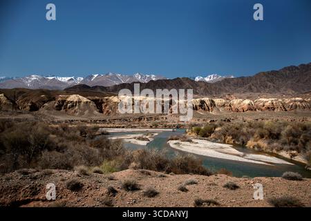 Paesaggio montano nei monti Tian Shan, lago Issykkul, Kirghizistan settentrionale Foto Stock