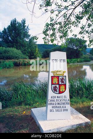 Pietra miliare che segna l'inizio del Canal de Castilla. Alari del Rey, provincia di Palencia, Castilla Leon, Spagna. Foto Stock