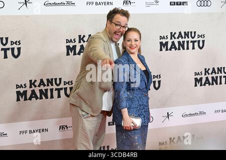 Jan van Weyde und Jasmin Schwiers bei der Weltpremiere des Kinofilms Das Kanu des Manitu im Mathäser Filmpalast. München, 12.08.2025 *** Jan van Weyde e Jasmin Schwiers alla prima mondiale del film Das Kanu des Manitu presso Mathäser Filmpalast Monaco di Baviera, 12 08 2025 foto:XR.xHeinex/xFuturexImagex manitu 5862 Foto Stock