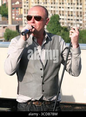 Heaven 17 si esibisce sul tetto dell'Hallam University Owen Building a Sheffield per promuovere il loro tour Steel City - 30 luglio 2008 Foto Stock