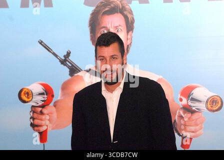 Adam Sandler alla prima irlandese di "You Don't Mess with the Zohan" al cinema Savoy di Dublino - 30 luglio 2008 Foto Stock