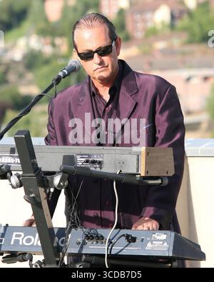 Heaven 17 si esibisce sul tetto dell'Hallam University Owen Building a Sheffield per promuovere il loro tour Steel City - 30 luglio 2008 Foto Stock