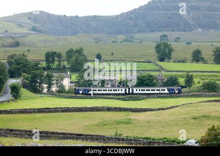 Un treno locale che corre sulla linea Settle to Carlisle, nella foto di Helwith Bridge, nello Yorkshire Dales, in Inghilterra. - 19 luglio 2025 foto di Andrew Hi Foto Stock