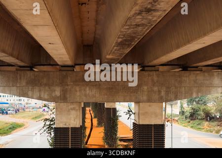 Vista dall'angolo basso dell'architettura del ponte su un ponte sulla Express Way su Mombasa Road a sud B a Nairobi City, Kenya Foto Stock