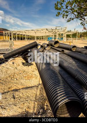 Tubi di drenaggio in plastica e struttura in acciaio in un cantiere di un nuovo negozio Lidl a York. REGNO UNITO Foto Stock